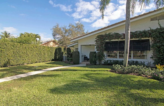 La Casa Blanca Minutes From the Beach! - Photo 25