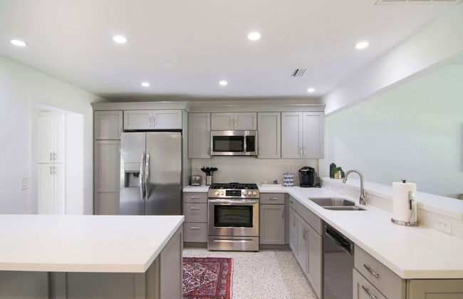 La Casa Blanca Minutes From the Beach! - Photo 11