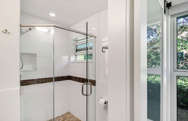 La Casa Blanca Minutes From the Beach! - Photo 16