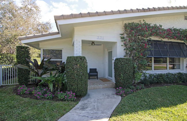 La Casa Blanca Minutes From the Beach! - Photo 24