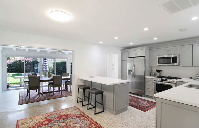La Casa Blanca Minutes From the Beach! - Photo 14