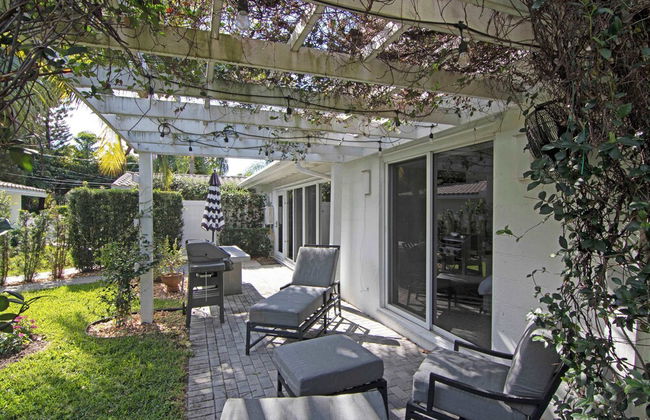 La Casa Blanca Minutes From the Beach! - Photo 19