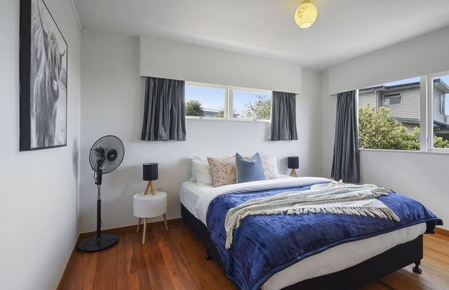 Dazzling Mairangi Bay Retreat Sea Views - Photo 15