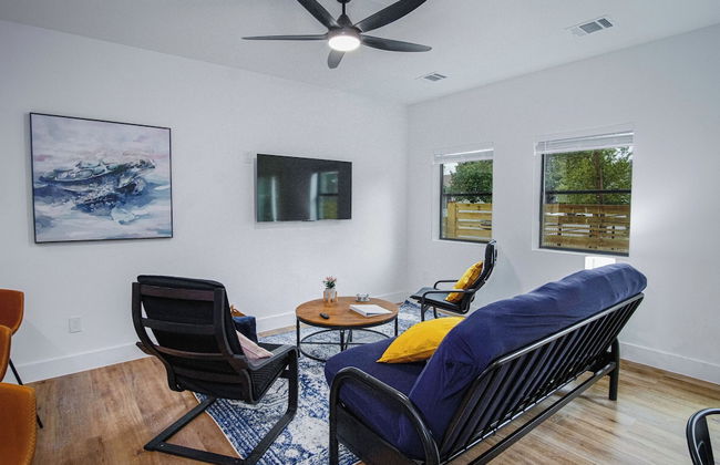 Amazing 3BR 2BA Only 5 Mins From Downtown - Photo 11