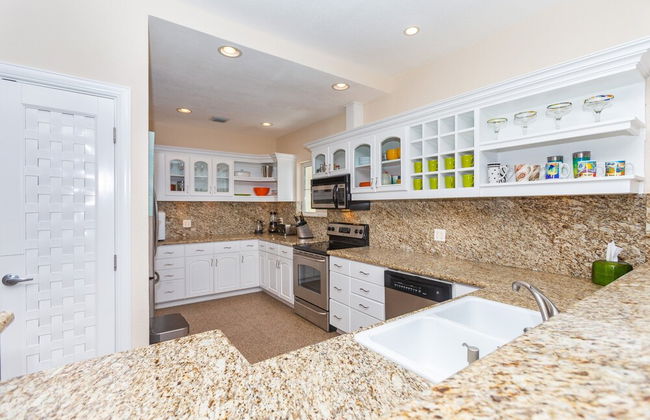 Lawson Rock - Angelfish 101 Studio Bedroom Condo by RedAwning - Photo 5