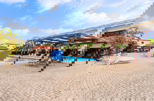 Foto 11 - 2BR Townhouse 3min Walk 2 Eaglebeach w Pool BBQ