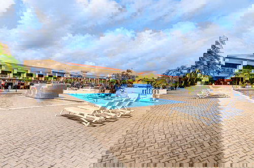 Foto 26 - 2BR Townhouse 3min Walk 2 Eaglebeach w Pool BBQ