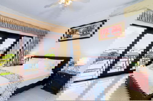 Foto 22 - 2BR Townhouse 3min Walk 2 Eaglebeach w Pool BBQ