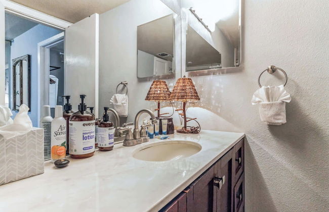 Cozy Retreat in Central East Austin - Photo 18