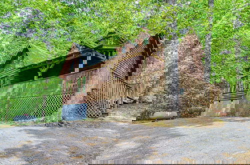 Foto 32 - Whispering Oaks - Private Pigeon Forge Getaway...close To Tanger Outlet Shopping 2 Bedroom Cabin by RedAwning