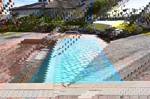 Foto 26 - Luxurious Pool Home With Game Room 5 Bedroom Home by RedAwning