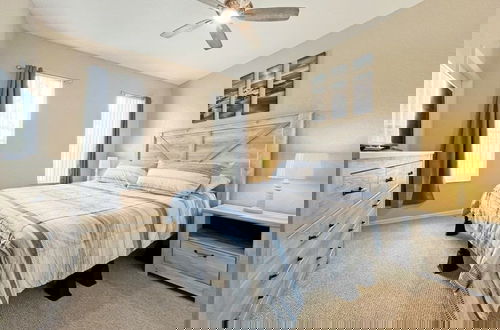 Foto 8 - Regal Getaway 4 Bedroom Townhouse by RedAwning