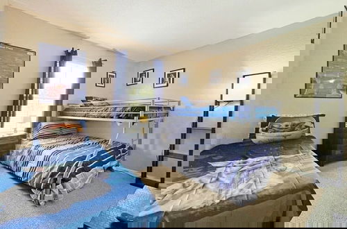 Foto 6 - Regal Getaway 4 Bedroom Townhouse by RedAwning