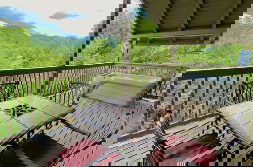 Foto 5 - Riverview 1 Bedroom Cabin by RedAwning