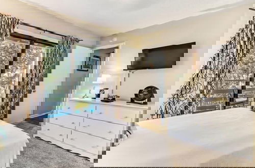Foto 4 - Newly Renovated Condo with Easy Access to Pool and Tennis Courts by RedAwning