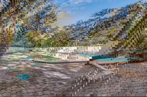 Foto 16 - Newly Renovated Condo with Easy Access to Pool and Tennis Courts by RedAwning