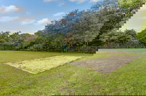 Foto 18 - Newly Renovated Condo with Easy Access to Pool and Tennis Courts by RedAwning