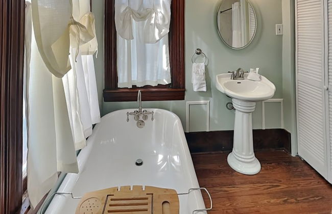 Historic Elegance - Photo 22