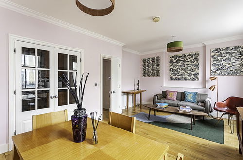 Photo 21 - Chic Gunter Grove Flat - London Retreat