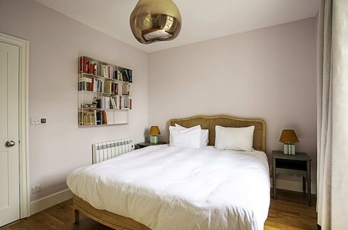 Photo 2 - Chic Gunter Grove Flat - London Retreat