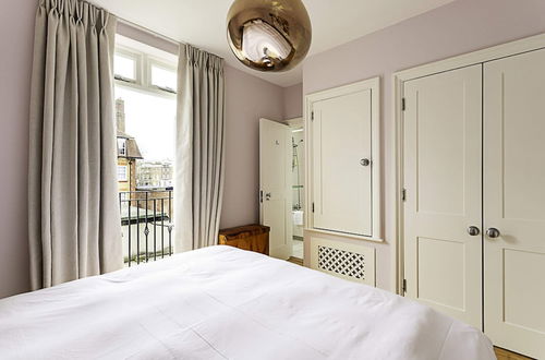 Photo 1 - Chic Gunter Grove Flat - London Retreat