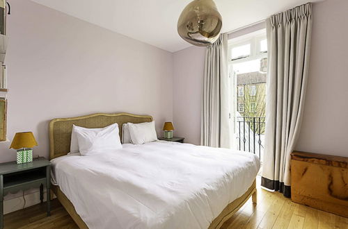 Photo 3 - Chic Gunter Grove Flat - London Retreat