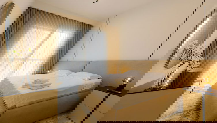 Foto 1 - Luxurious Waterfront 1BR with Sea Views