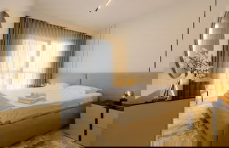 Foto 1 - Luxurious Waterfront 1BR with Sea Views