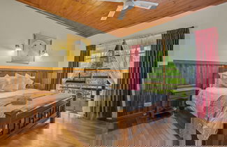 Foto 1 - StayAU Conifer Cottage Lakeside Haven