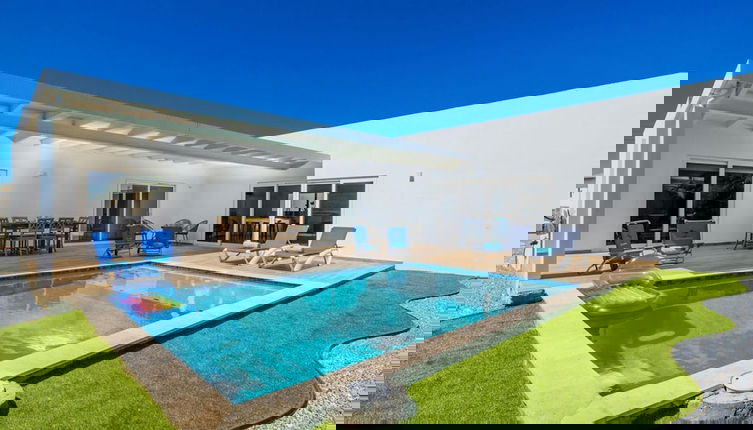 Foto 1 - Brand NEW Modern 3ba3ba Villa With Pool and Patio