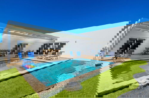 Foto 1 - Brand NEW Modern 3ba3ba Villa With Pool and Patio