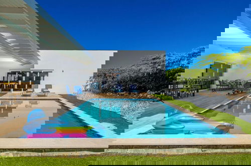 Foto 19 - Brand NEW Modern 3ba3ba Villa With Pool and Patio