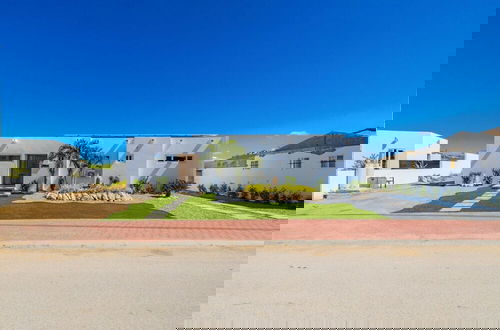 Foto 21 - Brand NEW Modern 3ba3ba Villa With Pool and Patio