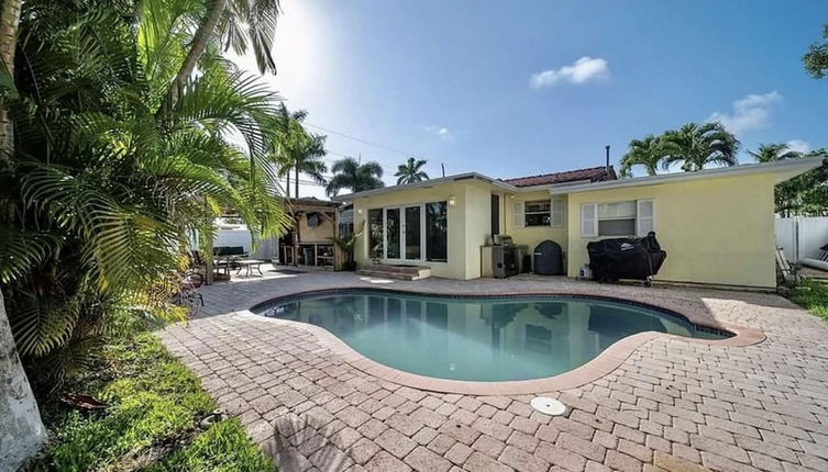 Photo 1 - Tropical Oasis Fantastic 4 BD 3 BTH Home