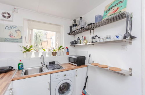 Photo 7 - Cheerful 1 Bedroom Apartment in Vibrant Maida Vale