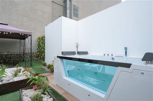 Photo 21 - GLOBALSTAY. Modern 2BR Penthouse. Outdoor Jacuzzi, BBQ