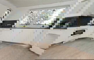 Foto 3 - Seaside Holiday Home With Ocean View