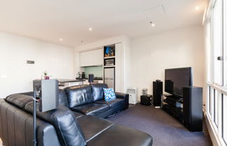 Photo 1 - CLAUDE, 2BDR Melbourne Apartment