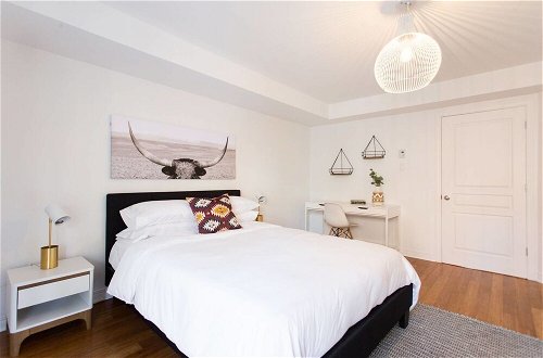 Photo 2 - Fresh & Styled 2 Bedroom Apt in Mile End