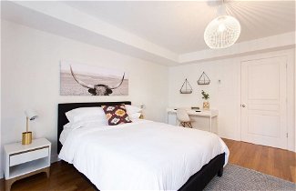 Photo 2 - Fresh & Styled 2 Bedroom Apt in Mile End