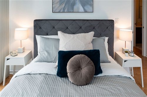 Foto 5 - Elegant & Modern 2-bedroom Condo