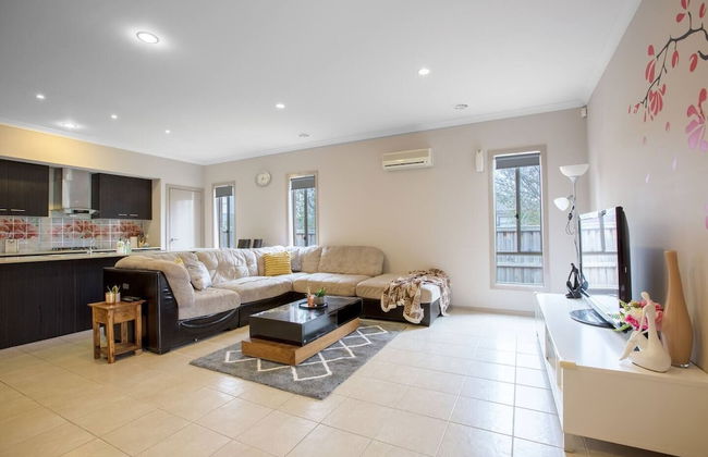 Gorgeous 4BR Home in Point Cook - Photo 15