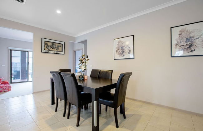 Gorgeous 4BR Home in Point Cook - Photo 20