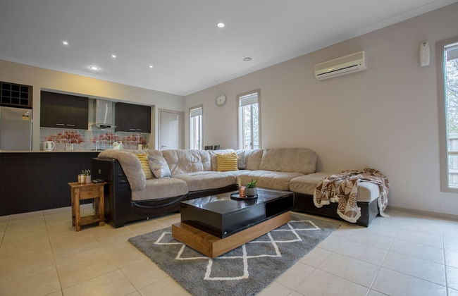 Gorgeous 4BR Home in Point Cook - Photo 16