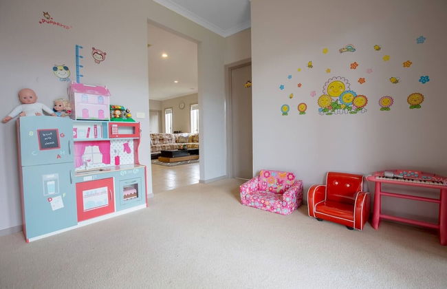 Gorgeous 4BR Home in Point Cook - Photo 19