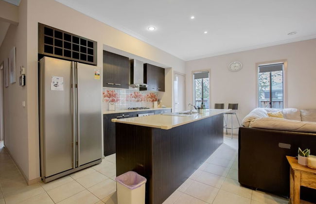 Gorgeous 4BR Home in Point Cook - Photo 22