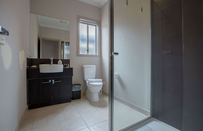 Gorgeous 4BR Home in Point Cook - Photo 17