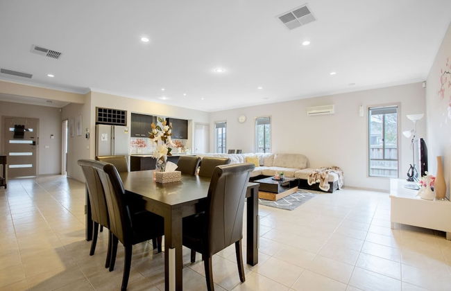 Gorgeous 4BR Home in Point Cook - Photo 24
