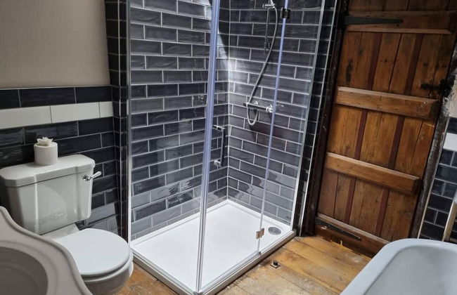 Remarkable 4-bed Cottage in Cearleon - Photo 13