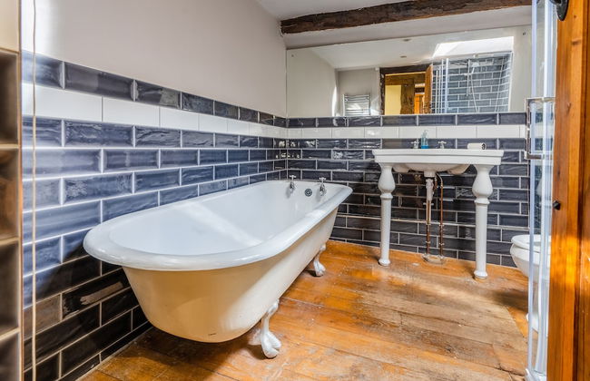 Remarkable 4-bed Cottage in Cearleon - Photo 16